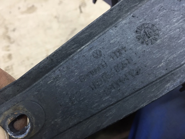 Брызговик задний, правый 1K0854856B VAG