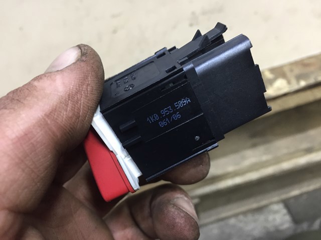 Кнопка аварийного сигнала 1K0953509A VAG