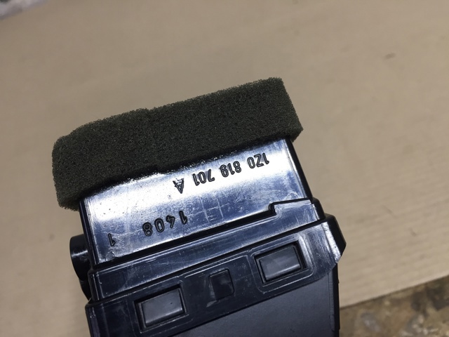 Решетка воздуховода левая 1Z0819701A VAG
