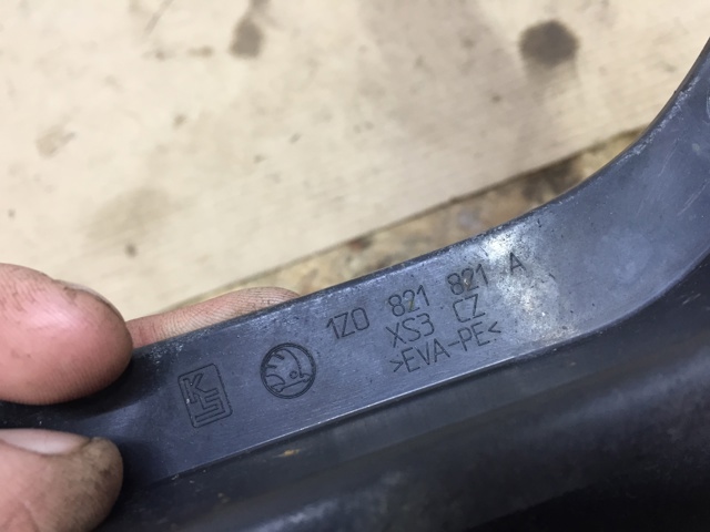 Брызговик задний, левый 1Z0821821A VAG