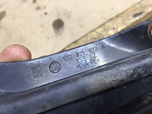 Брызговик задний, правый 1Z0821822A VAG