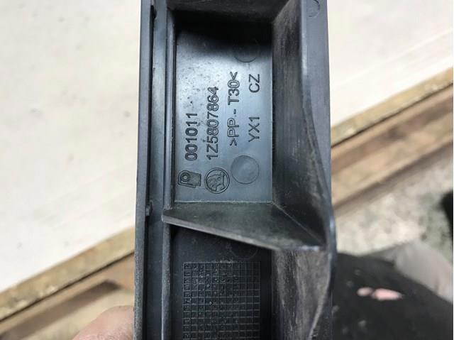 Направляющая заднего бампера, правая 1Z5807864 VAG