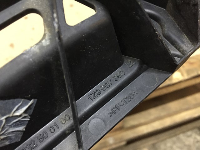 Направляющая заднего бампера, левая 1Z9807393 VAG