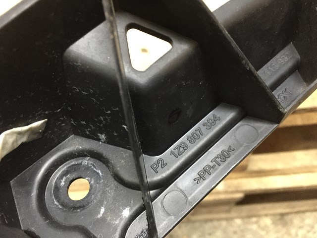 Направляющая заднего бампера, правая 1Z9807394 VAG