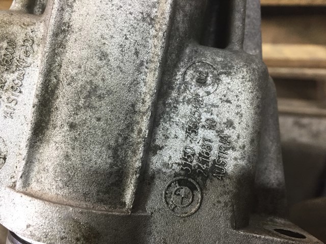 Втулка рычага кпп 31507552542 BMW