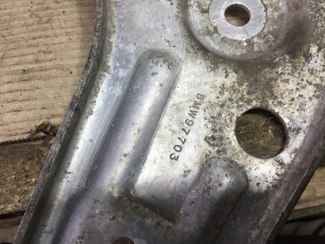 Кронштейн задней балки 33306885675 BMW