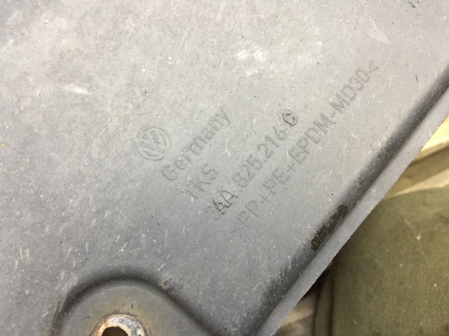 Защита днища, задняя правая 3AA825216C VAG