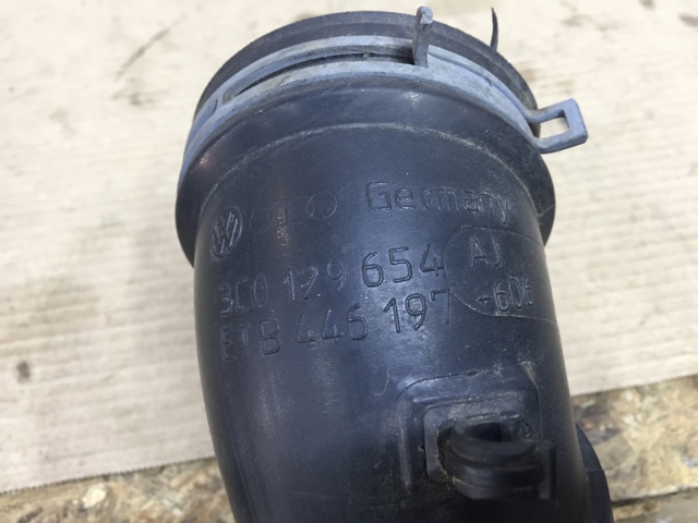 Патрубок воздушный, выход воздушного фильтра 3C0129654AJ VAG
