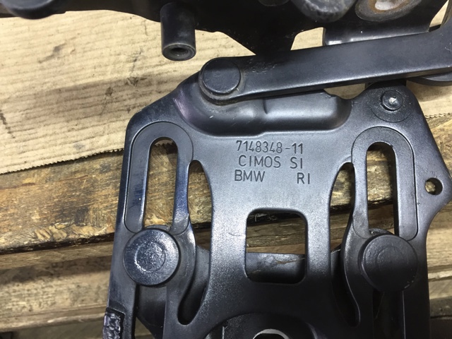 Шарнир капота правый 41007198618 BMW