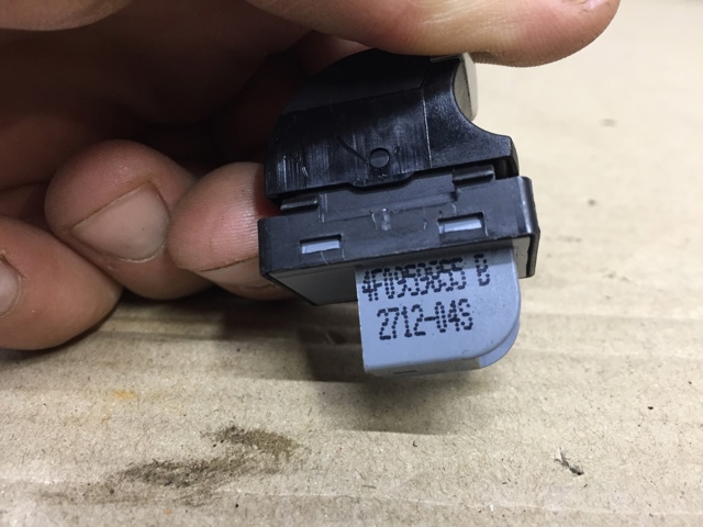 Кнопка подъемника переднего правого стекла 4F0959855B VAG