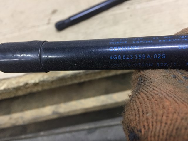 Упор капота 4G8823359A VAG