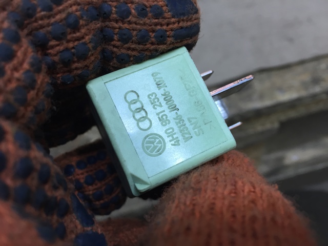 Реле топливного насоса Skoda Octavia 2 A5