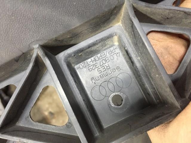Кронштейн бампера заднего, центральный 4L0807329 VAG