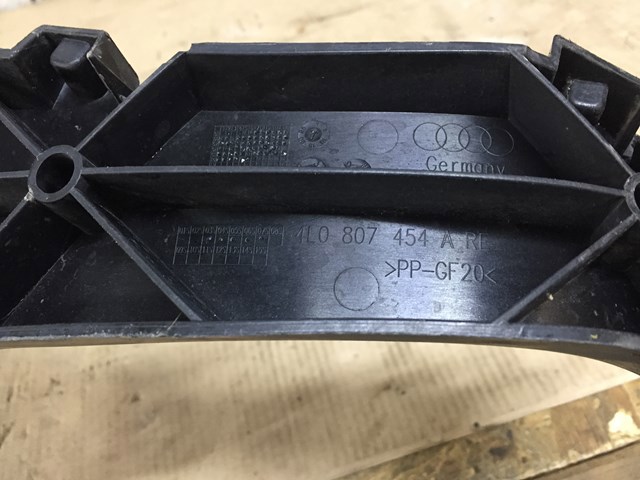 Направляющая заднего бампера, правая 4L0807454A VAG