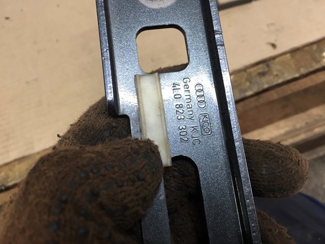 Завеса капота правая 4L0823302 VAG