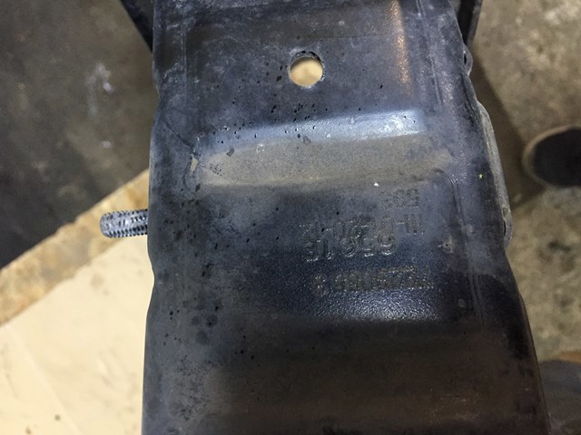 Буфер бампера переднего 51117229085 BMW