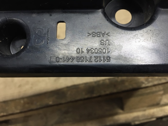 Левый кронштейн заднего бампера 51127158441 BMW