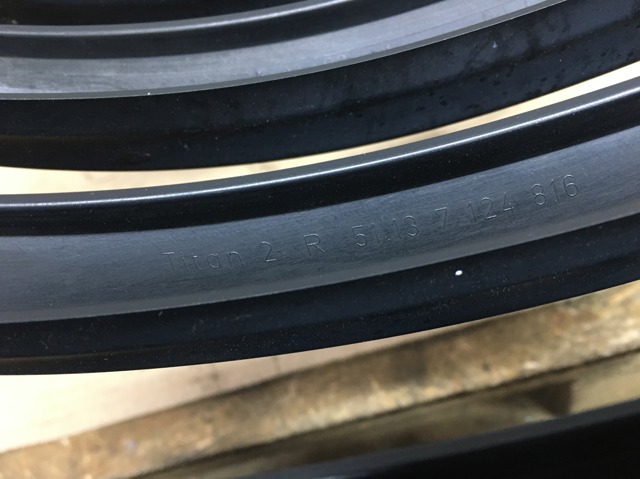 Решетка радиатора правая 51137124816 BMW