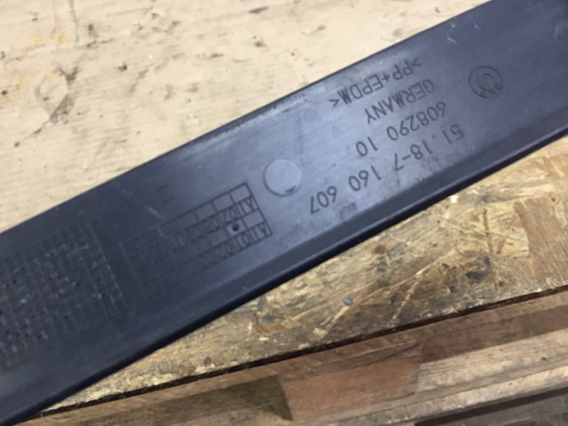 Крепление заднего номера автомобиля 51187160607 BMW