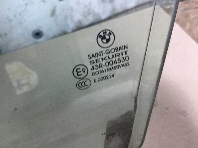 Стекло двери передней левой 51328402513 BMW