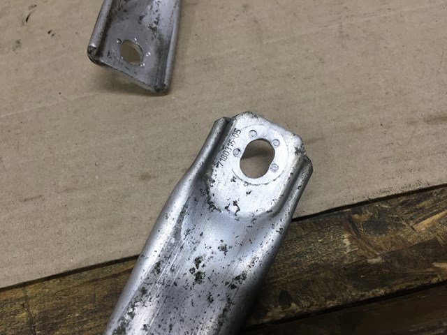 Распорка передних стоек подвески левая 51717180315 BMW