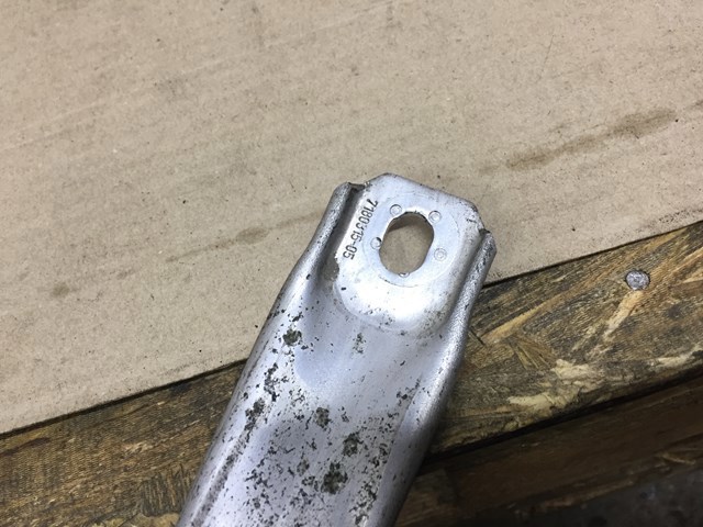 Распорка передних стоек подвески правая 51717180316 BMW