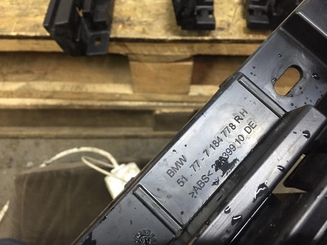 Кронштейн наружной накладки порога правой 51777184778 BMW