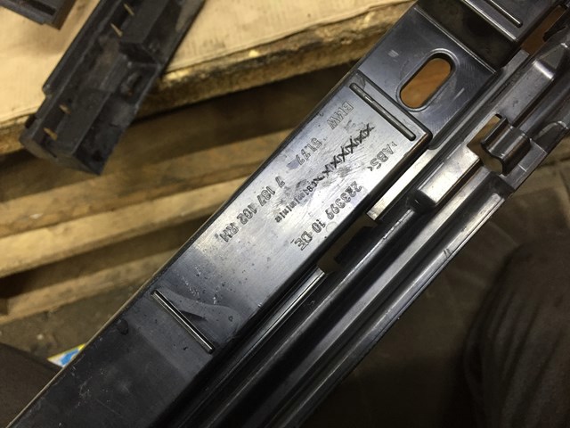 Кронштейн наружной накладки порога правой 51777187102 BMW