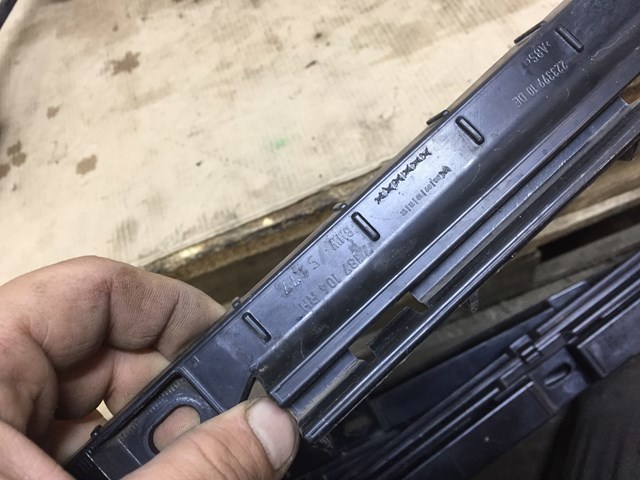 Кронштейн наружной накладки порога правой 51777187104 BMW