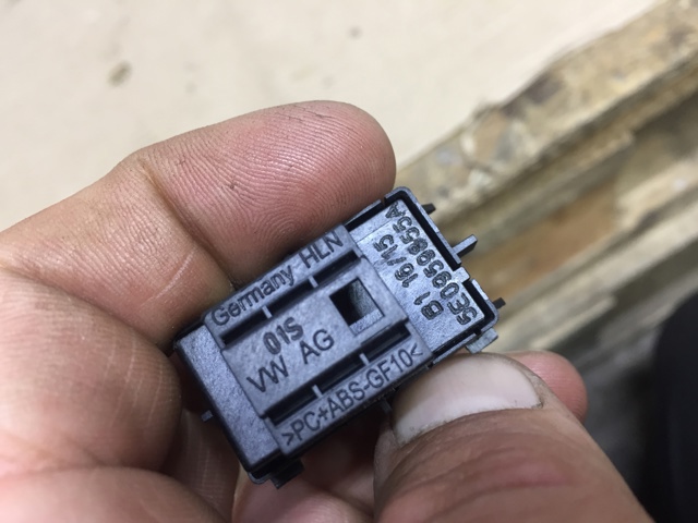 Кнопка подъемника задних стёкол 5E0959855A VAG