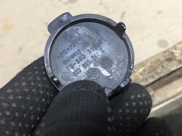 Передняя заглушка бампера буксировочного крюка 5K0807241E VAG