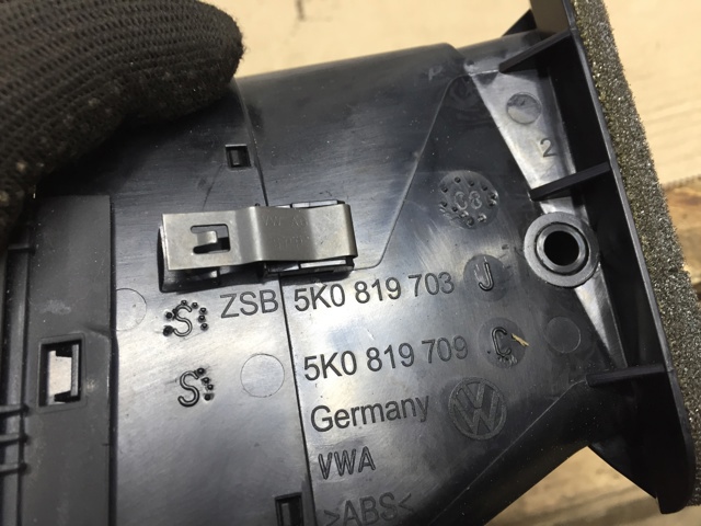 Решетка воздуховода левая 5K0819703J VAG