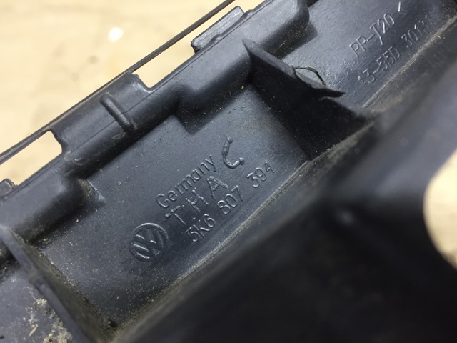 Направляющая заднего бампера, правая 5K6807394 VAG