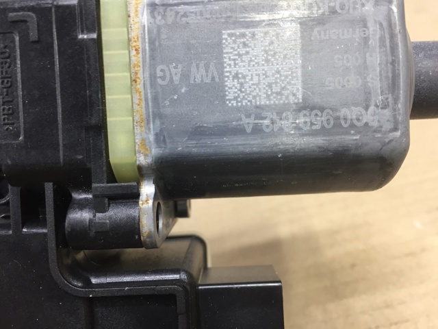 Моторчик стеклоподъемника двери задней, правой 5Q0959812A VAG