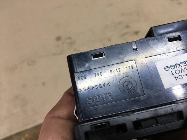 Кнопка аварийной сигнализации 61318368920 BMW