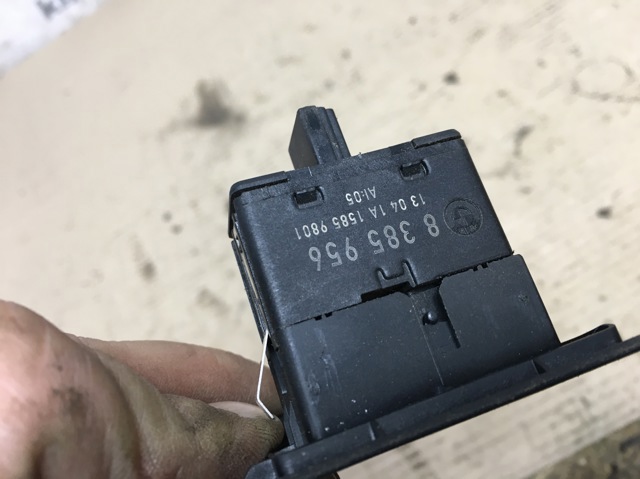 Кнопка подъемника заднего правого стекла 61318385956 BMW