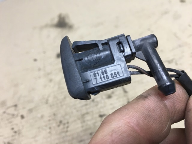 Веерная форсунка омывателя 61667110851 BMW