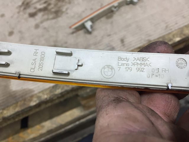 Катафот (отражатель) переднего бампера, правый 63147179992 BMW