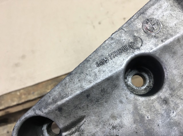 Кронштейн компрессора кондиционера 64557786708 BMW