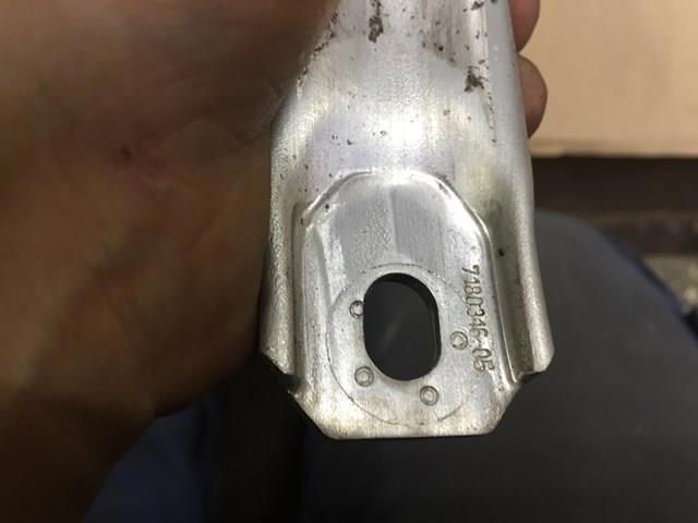 Распорка передних стоек подвески правая 7180316 BMW