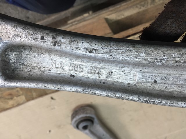 Балансир подвески задний правый 7L0505376A VAG
