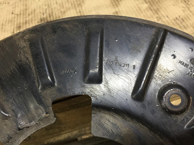 Щиток тормозного диска переднего 7L0615311B VAG