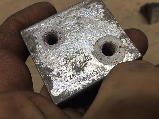 Петля задней двери, правой 7L0833402B VAG