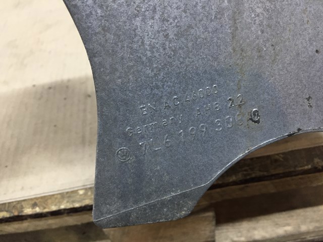 Кронштейн подушки (опоры) двигателя, правой 7L6199308C VAG