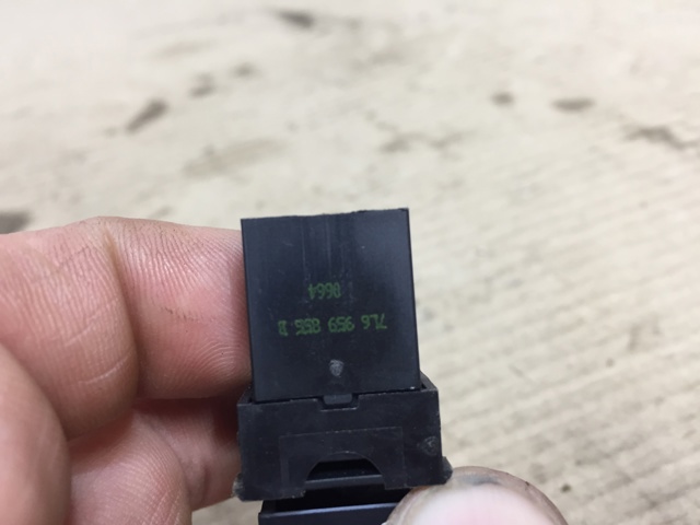 Кнопка подъемника переднего правого стекла 7L6959855B VAG