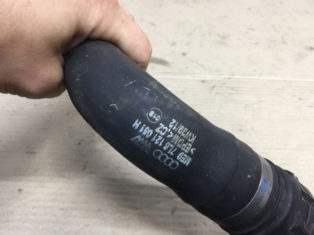 Нижний патрубок радиатора 7L8121051H VAG