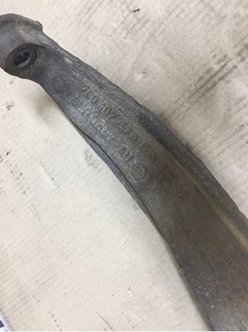 VAG 7L8407258C Цапфа передняя правая в наличии Житомир