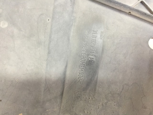 Защита днища, левая 7L8825211E VAG