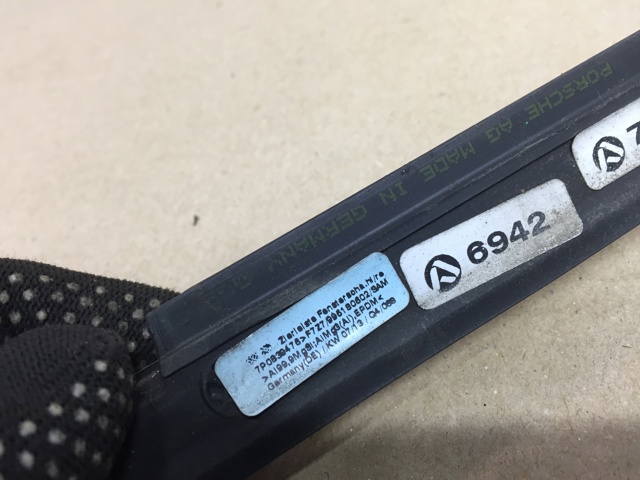 Молдинг опускного стекла двери задней, правой 7P0839476G7Z7 VAG