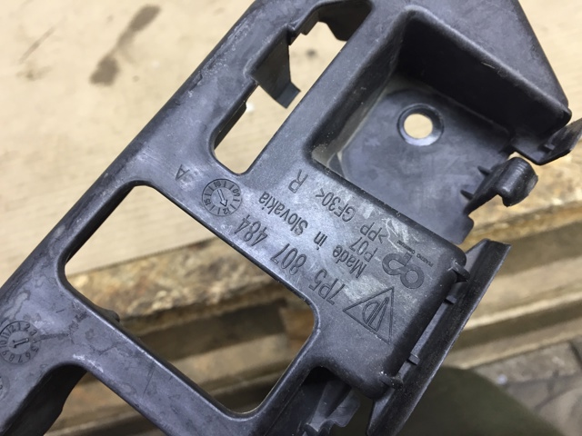 Направляющая заднего бампера, правая 7P5807484 PORSCHE